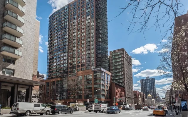 300 East 39th Apartments 0