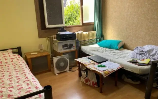 Single bed in a simple twin bedroom in a Student House - Paris student accommodation - twin bedroom