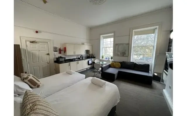 Berkeley Square, BS8 1HG 2
