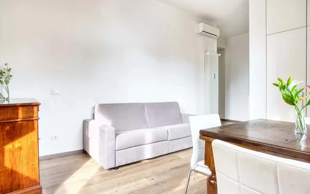 Classic 1-bed flat w/ balcony 2