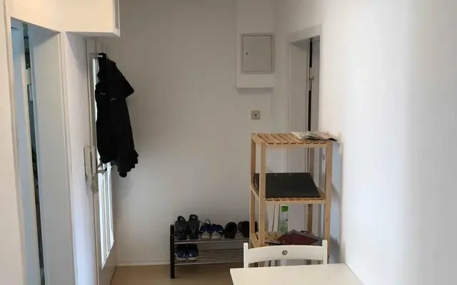 Cosy single bedroom with TV in a 3-bedroom apartment 3