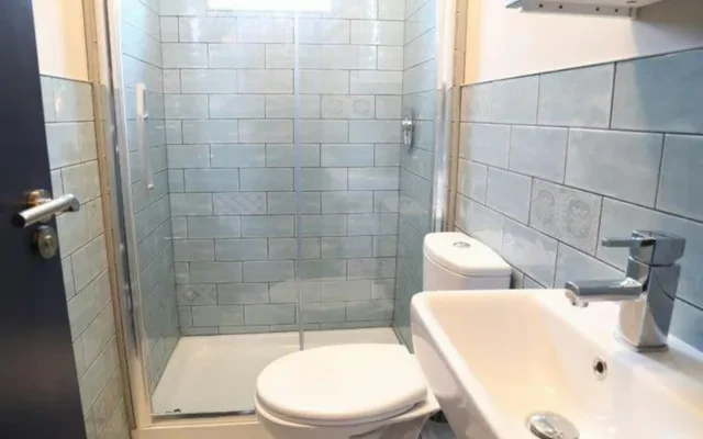 Bed in a comfy twin bedroom, in Glasnevin 4