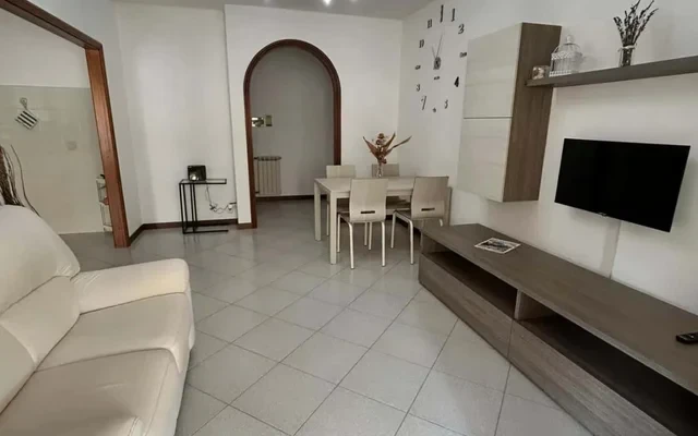 Charming 2-bed flat w/ balcony & parking 0