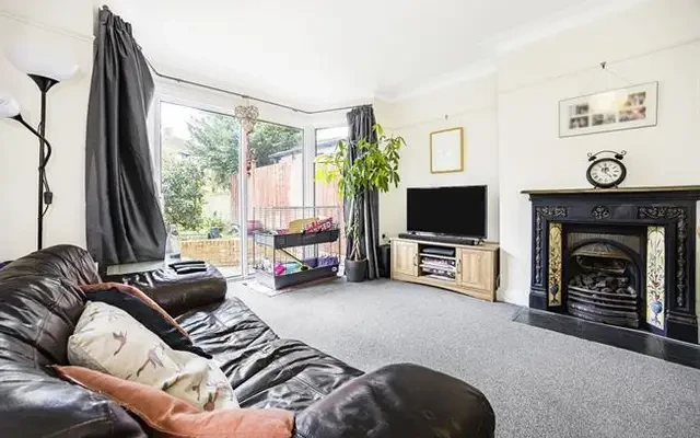 Plum Lane, London, SE18 3HG 2