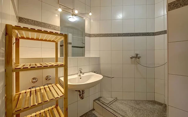 Koenig-Karl-Strasse 84DE-09-010M 2