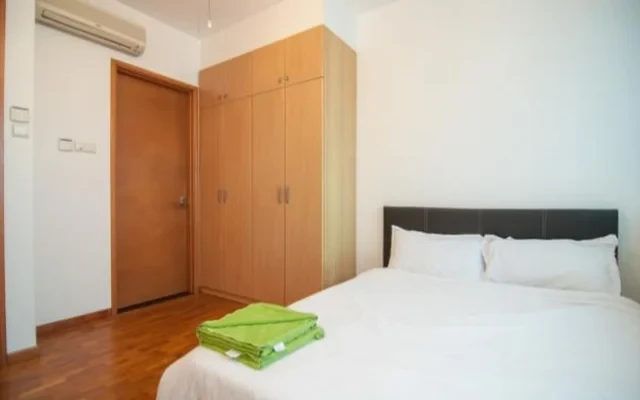 Queens condo 0