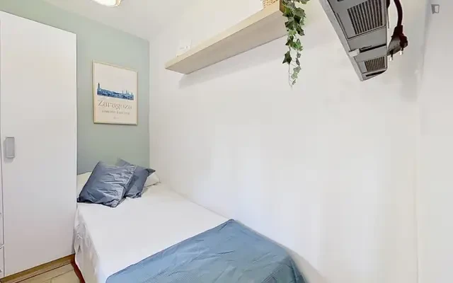 Attractive single bedroom 0
