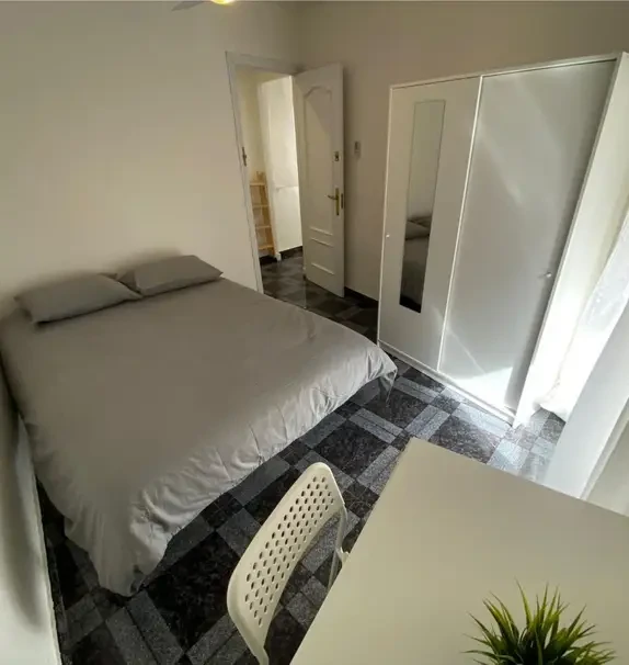 Attractive single bedroom with balcony