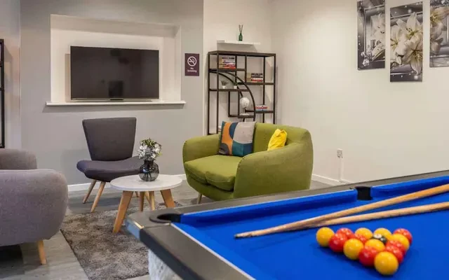 Lit Charles Morton Court - London student accommodation - Pool Table