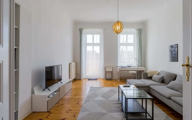 Moderne, geraeumige und helle Zweiraumwohnung mit Balkon 2