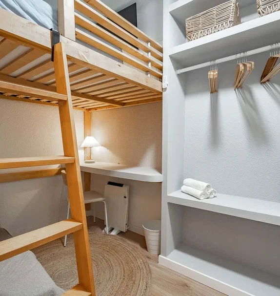 JUJUY: SUPER COZY ROOM WITH SOFA IN POBLENOU