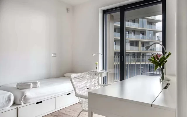 Sophisticated 2-bed flat w/ Desk&Balconies 4