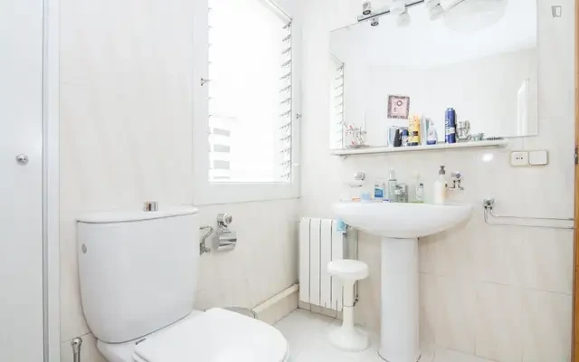 Bright Double Room in Flat with Spacious Balcony BILLS INCLUDED 4