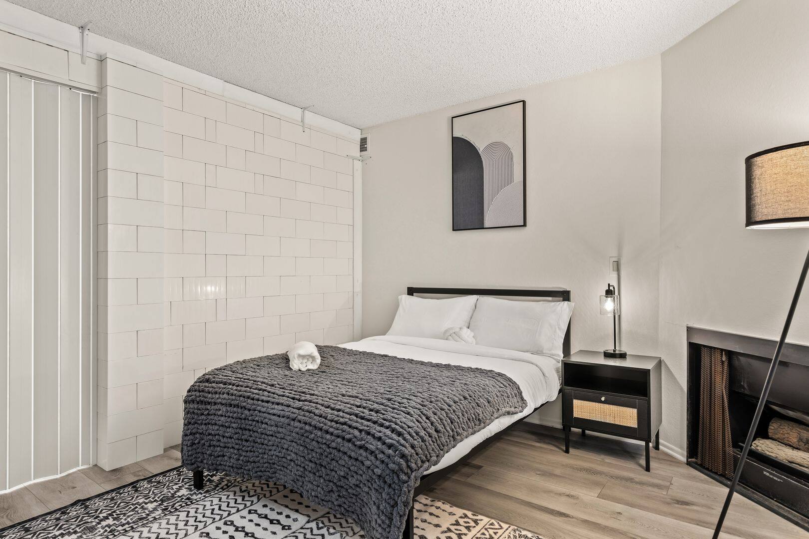 655 Kelton 119 - Room 2 3