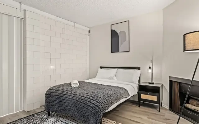 655 Kelton 119 - Room 2 2