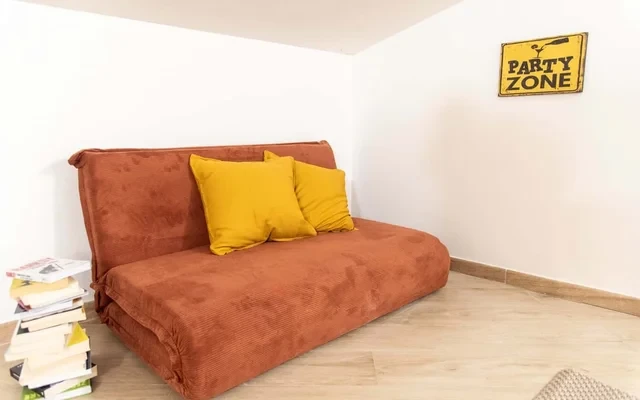 ROOFTOP APARTMENT (up to 4) with QUEEN BED, LIVING AREA, PRIVATE TERRACE, 15 min to ROME-DOWNTOWN #R13 3
