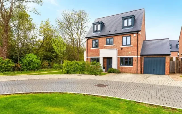 Bridges Avenue, East Molesey, Surrey, KT8 0AP 0