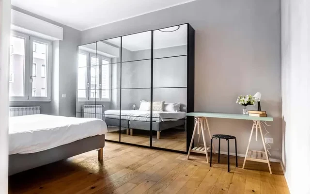 Charming 1-bed flat w/ desk 3