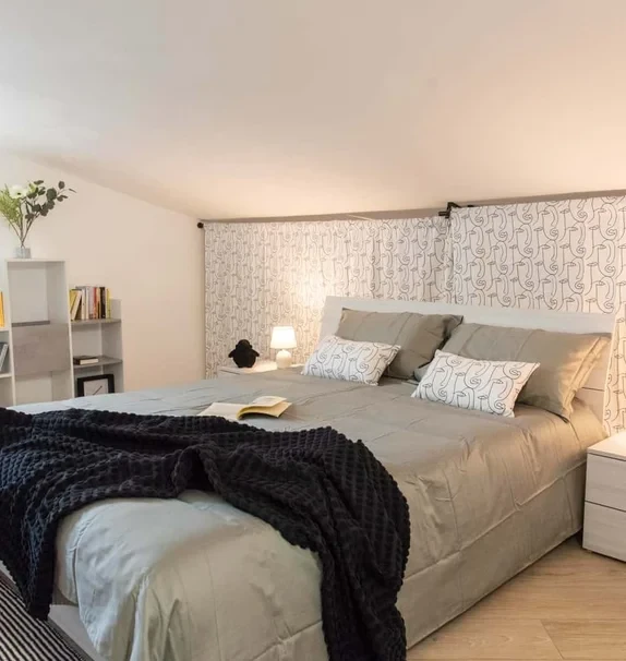ROOFTOP APARTMENT (up to 4) with LIVING AREA, OFFICE STATION, PRIVATE ROOF, 15 min to ROME-DOWNTOWN #R19