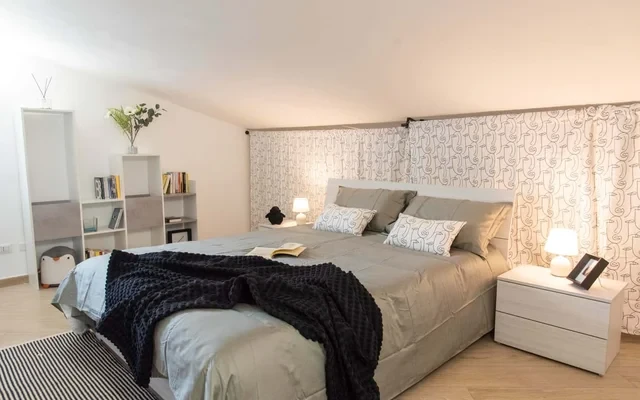 ROOFTOP APARTMENT (up to 4) with LIVING AREA, OFFICE STATION, PRIVATE ROOF, 15 min to ROME-DOWNTOWN #R19 0