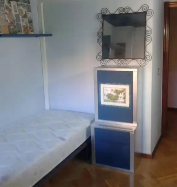Single bedroom, in 3-bedroom apartment
