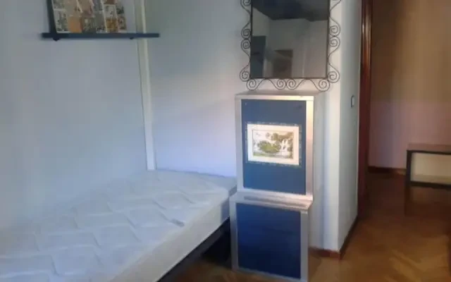 Single bedroom, in 3-bedroom apartment 0