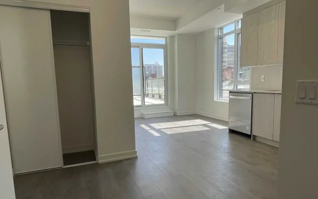 218 - 55 Duke St W 3