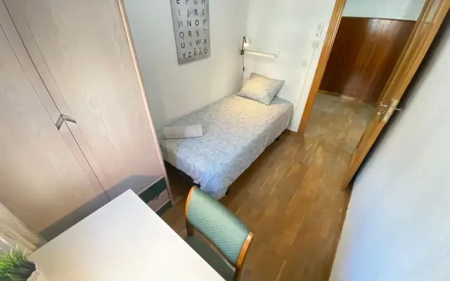 Appealing single bedroom with balcony - alojamiento para estudiantes en Madrid - Single bedroom