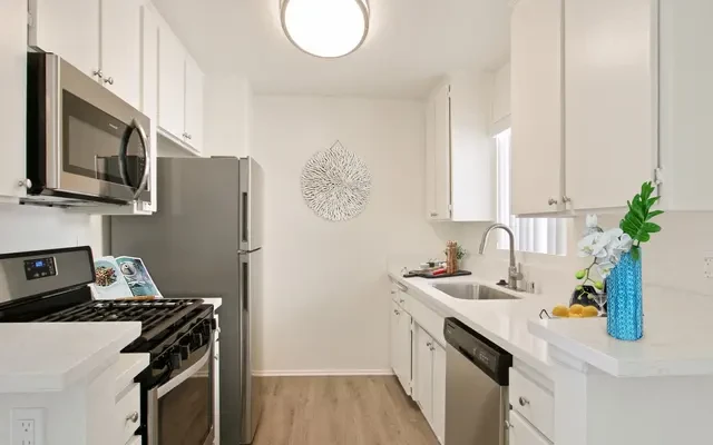 5760 Laurel Canyon Apartments 0
