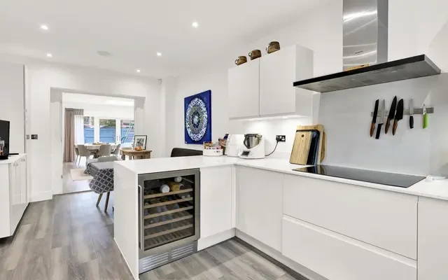 Bridges Avenue, East Molesey, Surrey, KT8 0AP 2