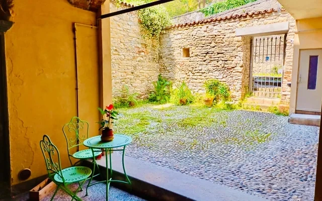 Palazzo antico con due balconi 1