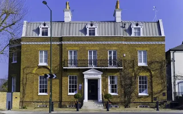 Hampton Court Road East Molesey KT8, KT8 9BX 4