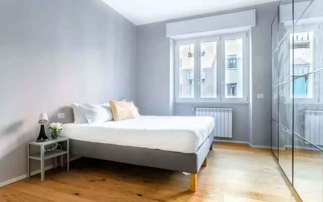 Charming 1-bed flat w/ desk 2