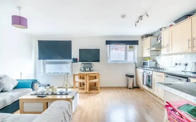Browning Court, Barons Court, W14 1