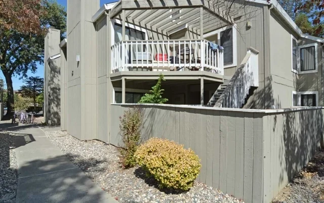 Eastlake Apartments & Townhomes 1