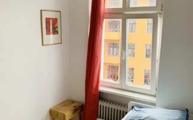 Cosy single bed in twin bedroom in Tiergarten 1