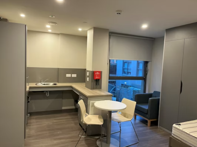 Studio Bronze - Accessible