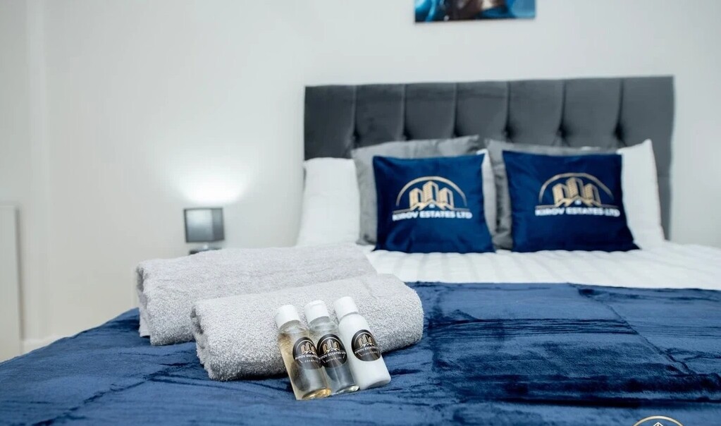Zeus Apartment - The Thunder of Town