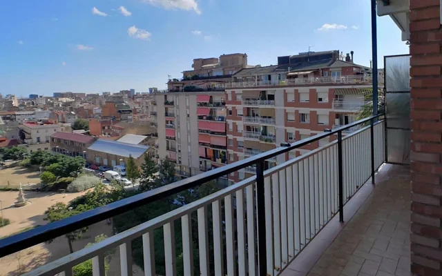 Carrer de Violant d'Hongria Reina d'Arago 2
