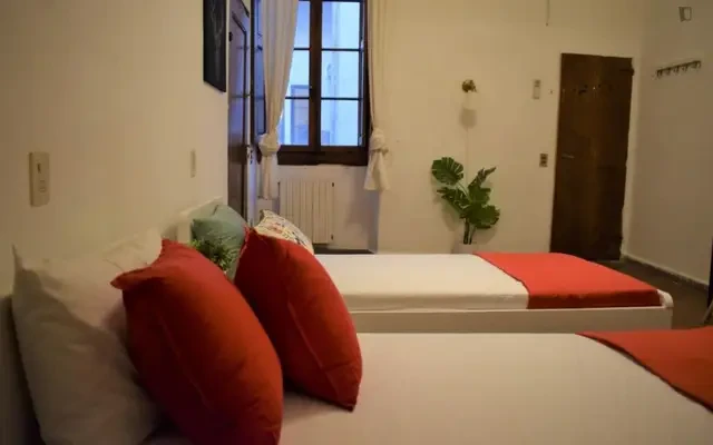 Bed in a neat twin ensuite bedroom, in Santa Maria Novella - Florence student accommodation - twin room