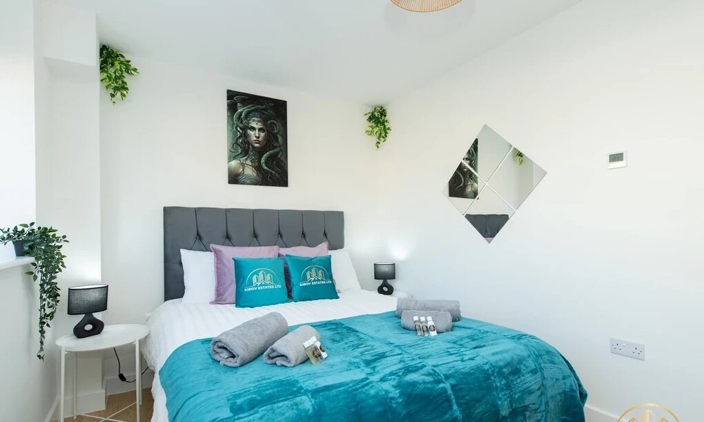 Medusa Apartment - The Gaze of Town