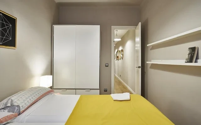 Spacious 3 bedroom flat with balcony in PobleSec, near Plaza Espana 4