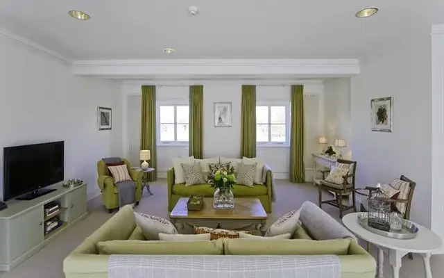 Hampton Court Road East Molesey KT8, KT8 9BX 3