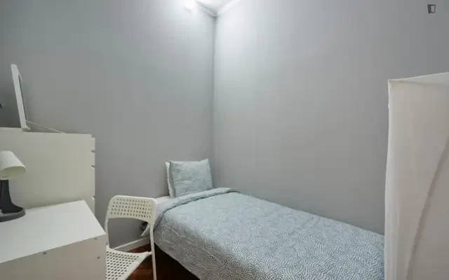 Humble single bedroom close to NOVA Uni – Studentenunterkunft in Lissabon – Single bedroom