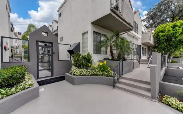 The Woods At Toluca Lake 1