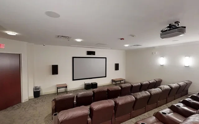 Collegiate Village Apartments - chỗ ở sinh viên tại Buffalo - rạp chiếu phim