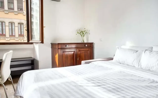 Classic 1-bed flat w/ balcony 4
