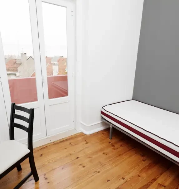 Student-friendly single bedroom in Olaias