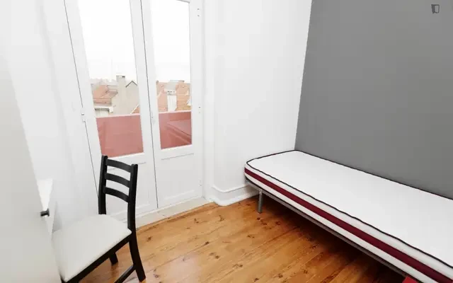 Student-friendly single bedroom in Olaias 0