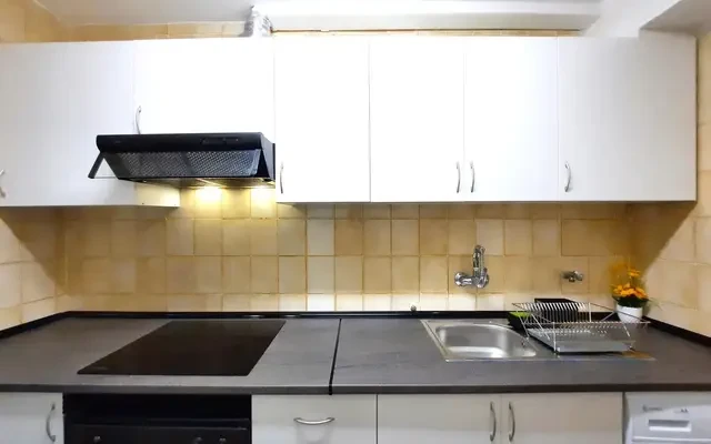 Great looking single bedroom in a property with balcony 1